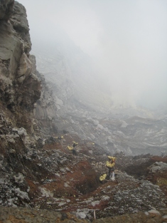 02 arbeiter bringen das sulfat aus dem krater